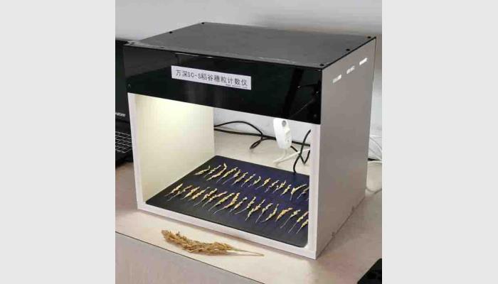 萬(wàn)深SC-S型稻谷穗形粒數(shù)考種儀，稻谷穗粒計(jì)數(shù)分析儀，稻穗計(jì)數(shù)分析儀。由800萬(wàn)像素自動(dòng)對(duì)焦拍攝箱體、智能化稻穗分枝數(shù)粒測(cè)長(zhǎng)軟件、穗枝放置與尺寸標(biāo)定板等組成。是免培訓(xùn)的傻瓜式分析儀，專用于水稻快速測(cè)產(chǎn)與育種考種。